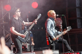 Patrick Stump (left) and Pete Wentz of Fall Out Boy perform onstage at the Global Citizen 2015 Earth Day at The National Mall on April 18, 2015 in Washington, DC. (Photo: Paul Morigi/Getty Images)