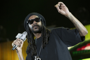 Snoop Dogg joins Sam Hunt on the Toyota Mane Stage at the Stagecoach Festival on April 29, 2016. (Photo: Erik Voake/Goldenvoice)