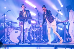 Tegan and Sara perform at Massey Hall in Toronto in Toronto on October 28, 2016. (Photo: Francesca Ludikar/Aesthetic Magazine)