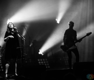 LOS ANGELES, CA - OCTOBER 29: Slowdive performs at The Wiltern in Los Angeles on October 29, 2017. (Photo: Amanda Witt/Aesthetic Magazine)